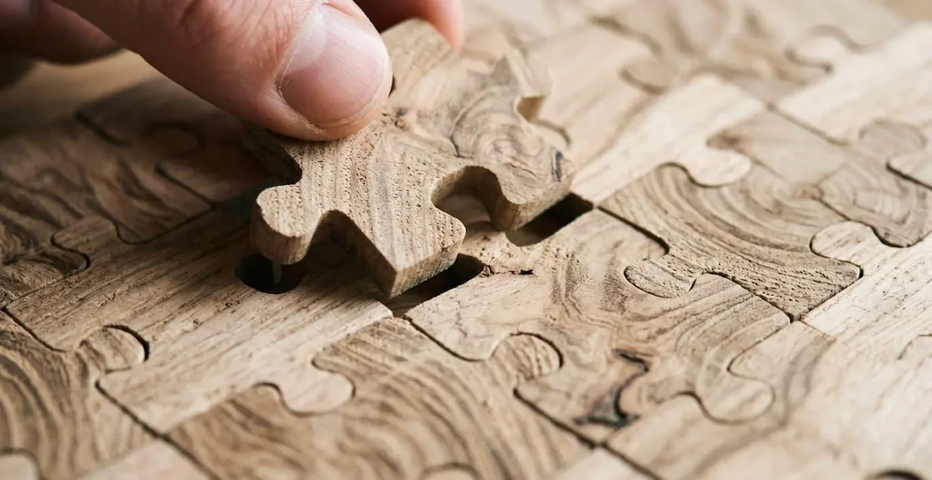 Vue macro de pièces de puzzle en bois s'assemblant progressivement