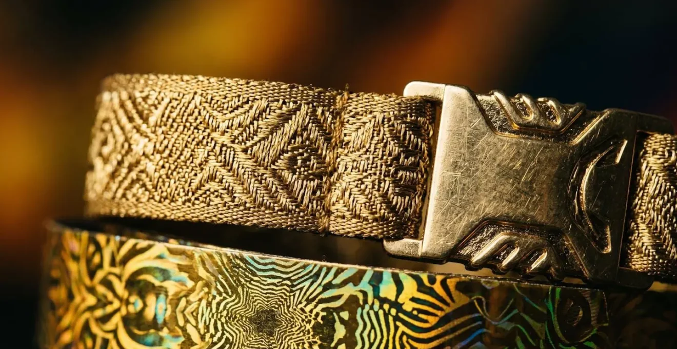 Détail macro d'un bracelet événementiel doré avec textures et reflets lumineux