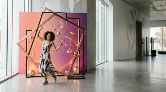 Espace événementiel moderne avec coin photo interactif et éclairage créatif