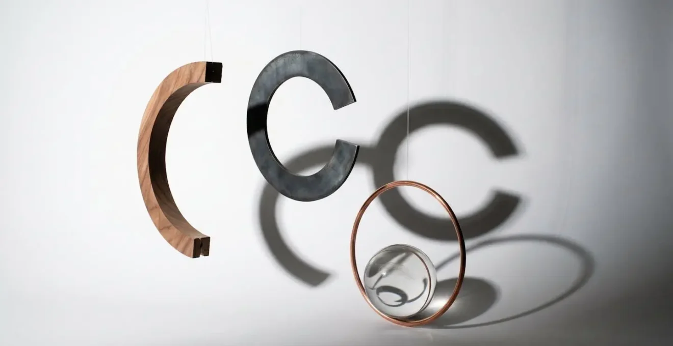 Métaphore visuelle de la technique de la boucle ouverte avec des éléments graphiques suspendus