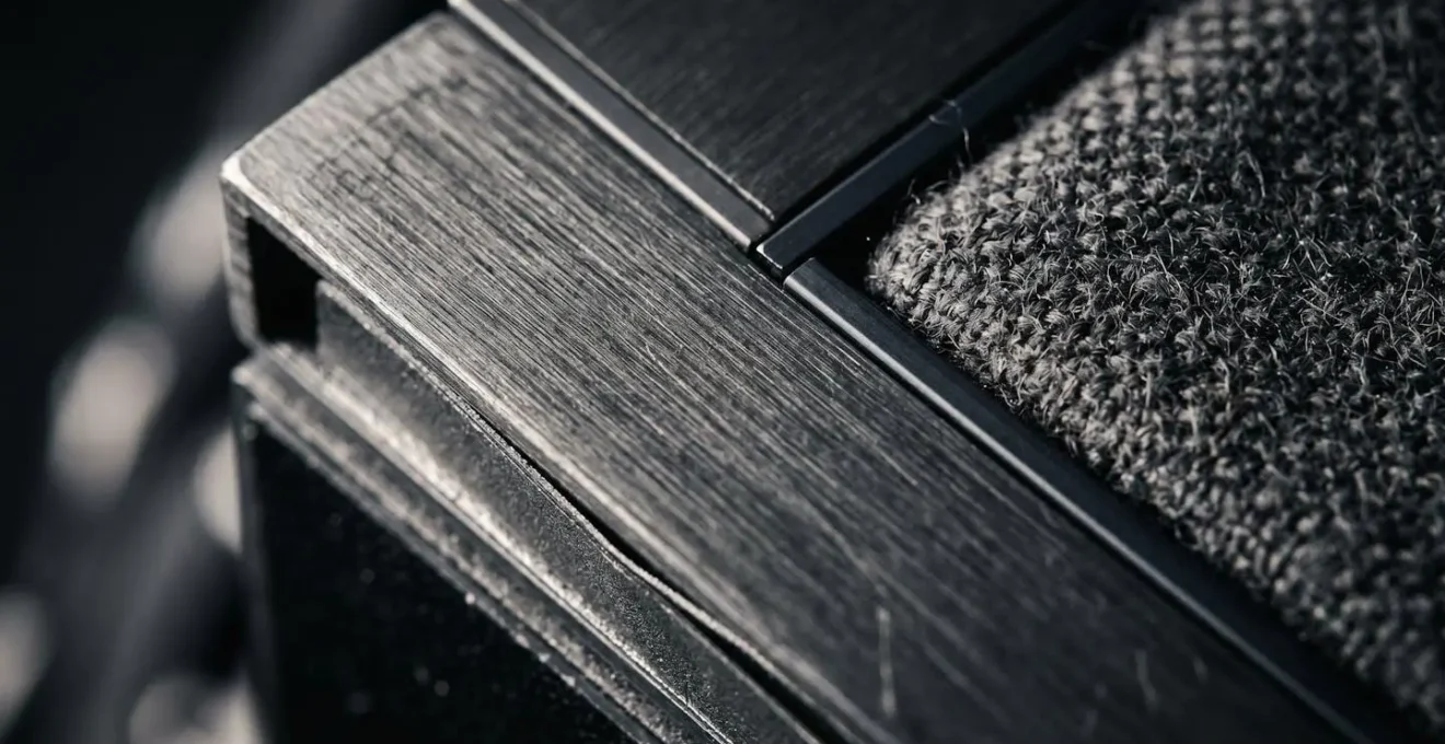 Vue macro d'un détail architectural de stand avec jeux de lumières créant un effet d'attraction visuelle